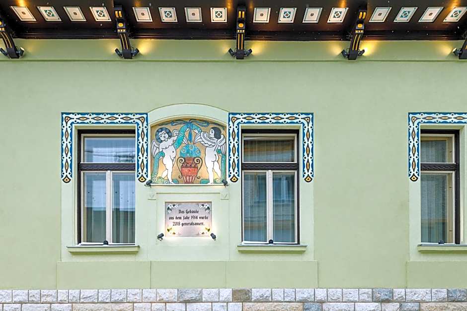 SCHUSTER Boarding House