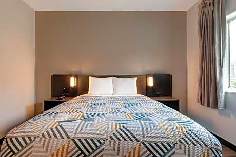 Queen Room - Disability Access - Roll in Shower