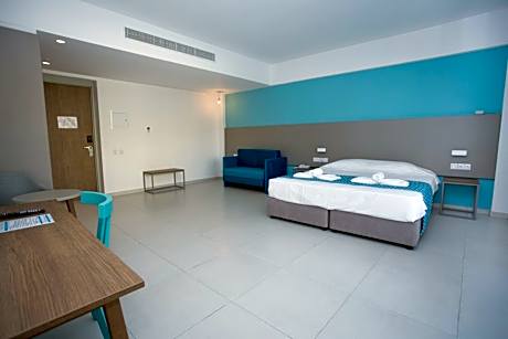 Family Room (2 Adults + 2 Children)