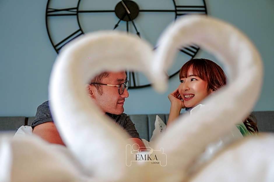 EMKA Lodge studio room the vertu apartemen ciputra world surabaya