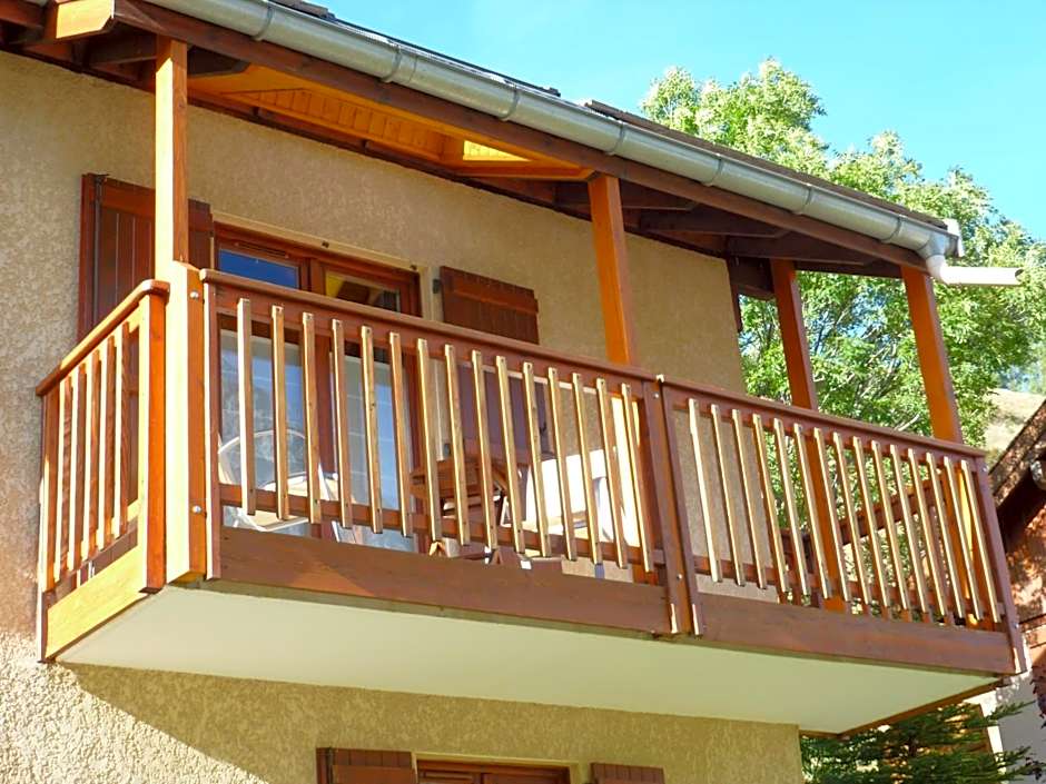 Mountain Lodge in Alps-chez Philippe, Panoramic-Village, Renting, view over Glaciers