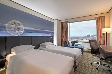 Deluxe Twin Room with Airport View - Club Access