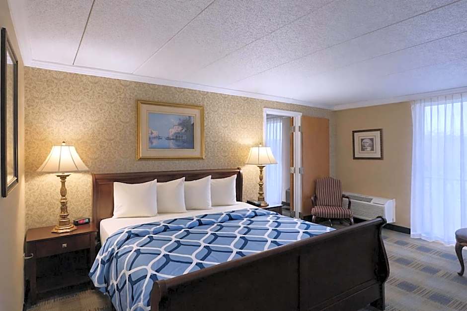 Riverview Inn & Suites