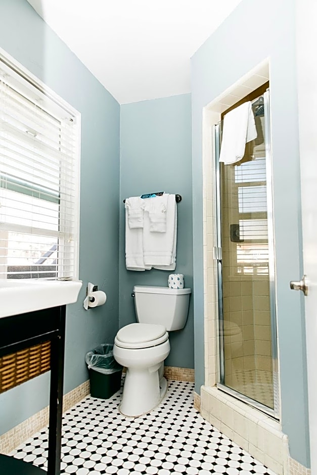 Seaside Laguna Inn & Suites