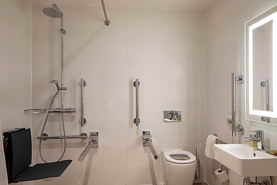 DoubleTree by Hilton Dartford Bridge