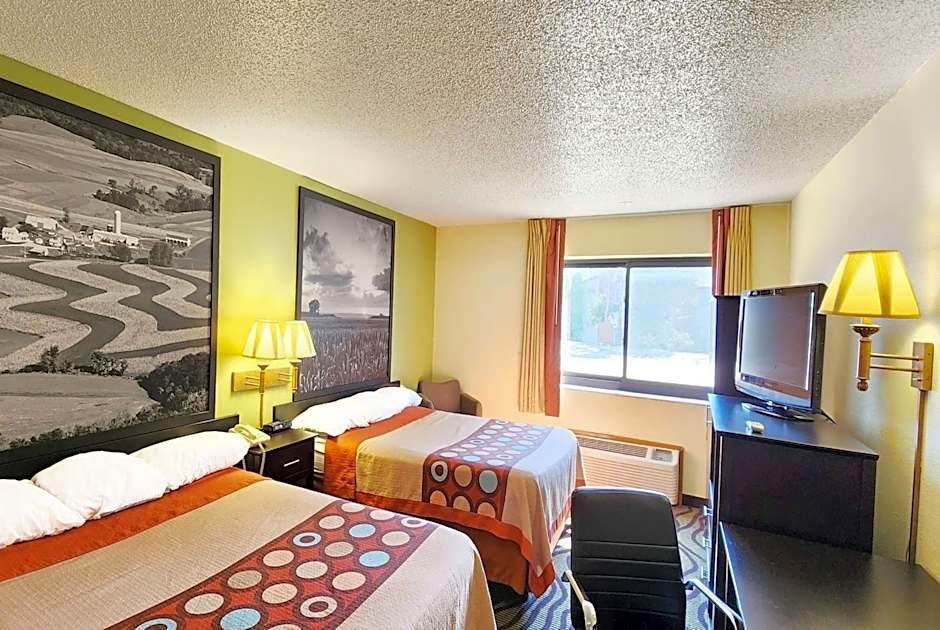 Super 8 by Wyndham Newton