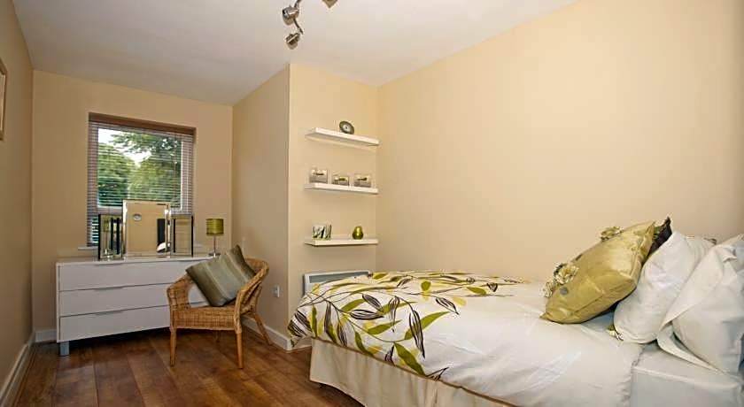 Riverbank View Three Bedroom Apartment with Free Parking