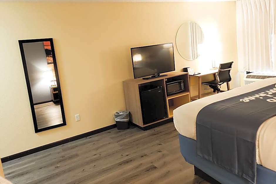 Days Inn & Suites by Wyndham Merrillville