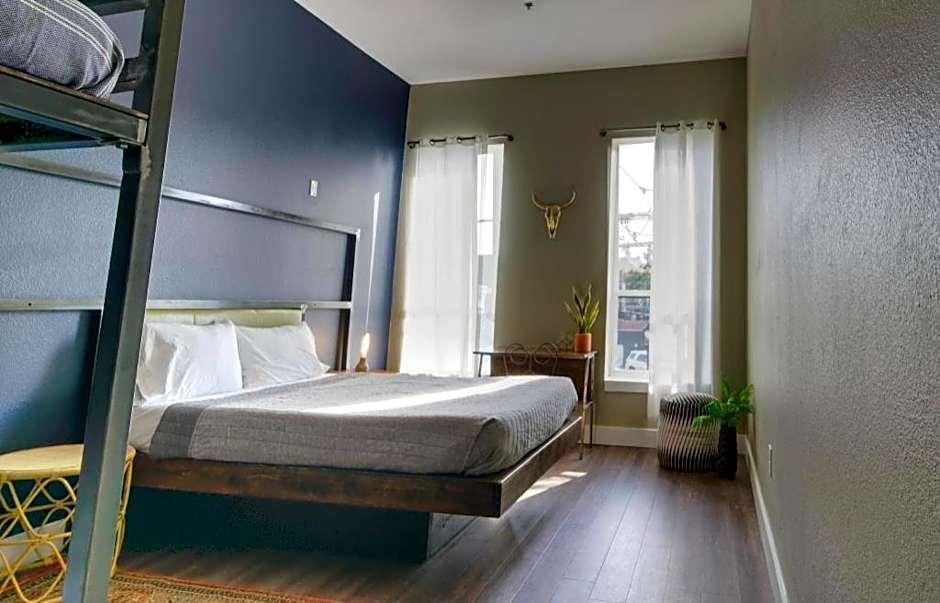 Deep Ellum Hostel - Adults Only