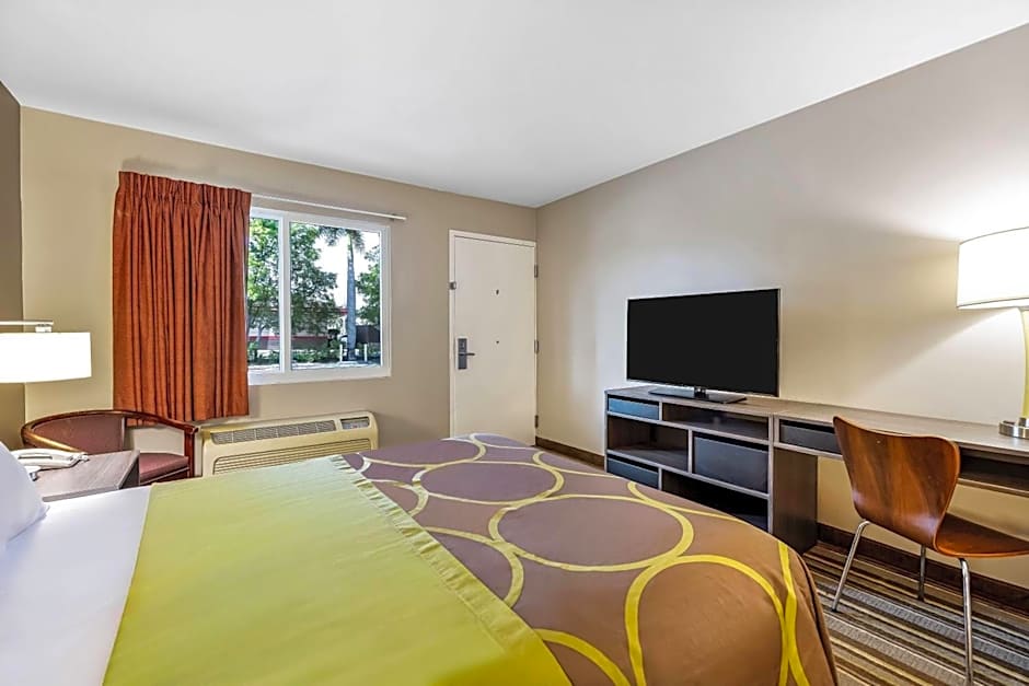 Super 8 by Wyndham Riviera Beach West Palm Beach