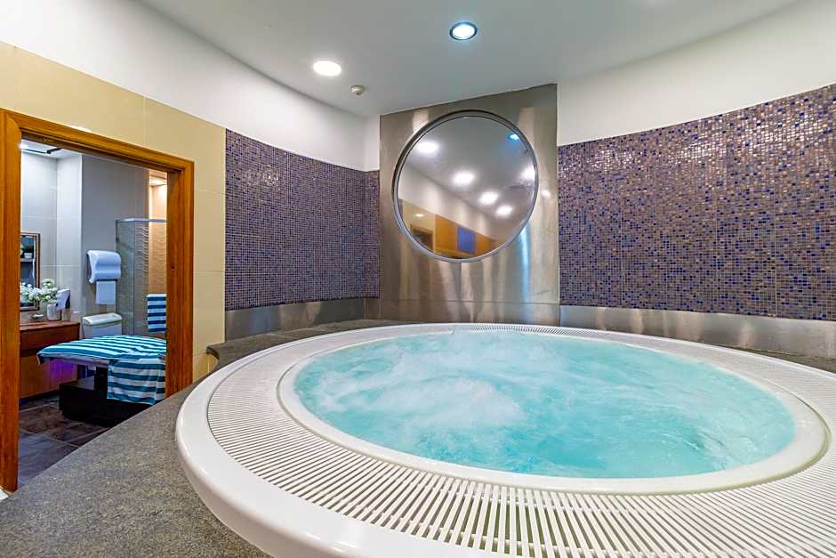 Holiday Inn Suites Kuwait Salmiya By IHG