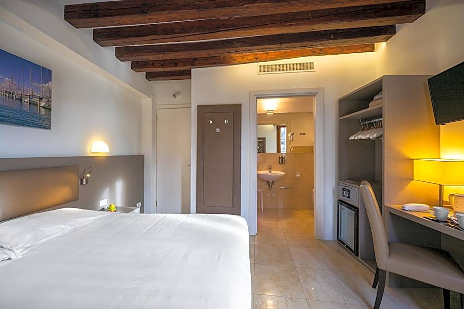 Leone Hotel