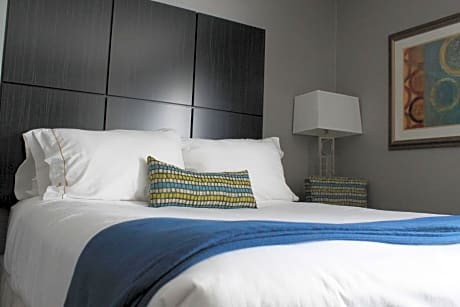 Standard King Room with Roll-In Shower - Communications Access