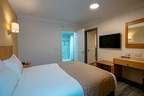 Accessible Double Room with Kitchenette and Walk-In Shower