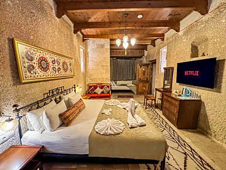 Deluxe Double Cave Room