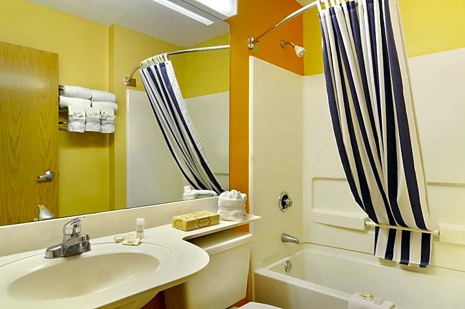 Hometown Inn & Suites Jacksonville Butler Blvd./Southpoint