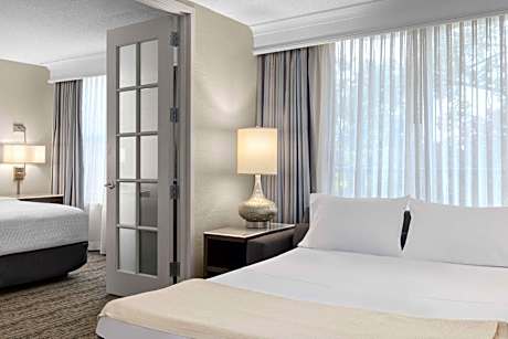 1 KING MOBILITY ACCESSIBLE TUB W/SOFABED...MICROWV/FRIDGE/HDTV/FREE WI-FI...HOT BREAKFAST INCLUDED/