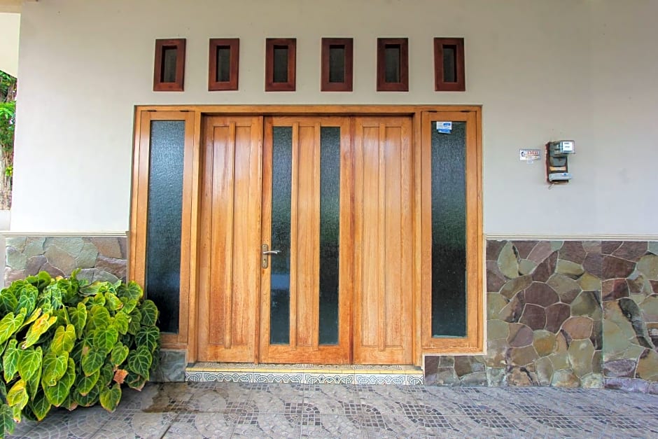 SPOT ON 2490 Griya Kencana Homestay