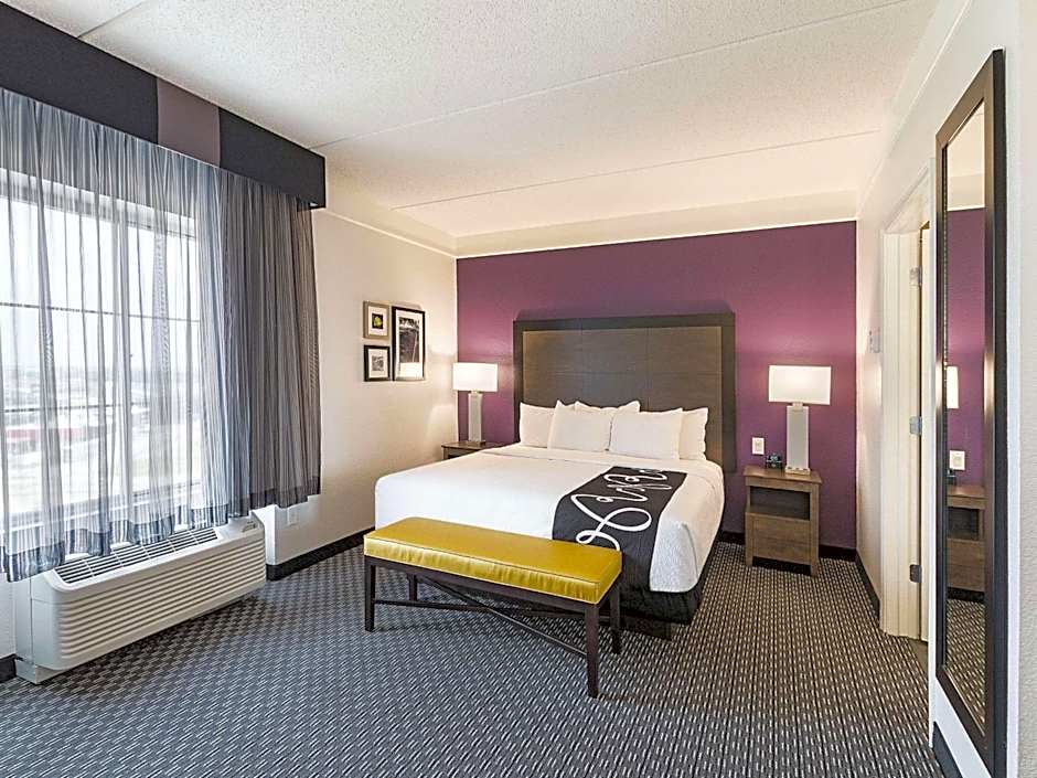 La Quinta Inn & Suites by Wyndham Arlington North Six Flags Drive