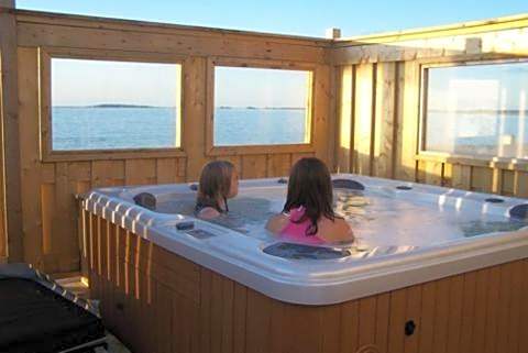 Shallow Bay Motel & Cabins Conference Centre