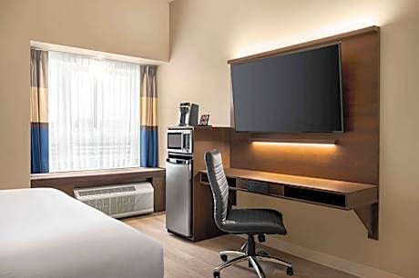 Queen Room - Non-Smoking