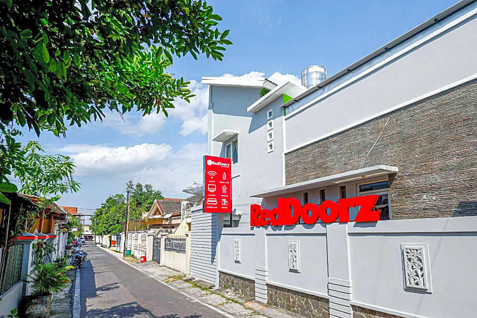 RedDoorz near Solo Square 3