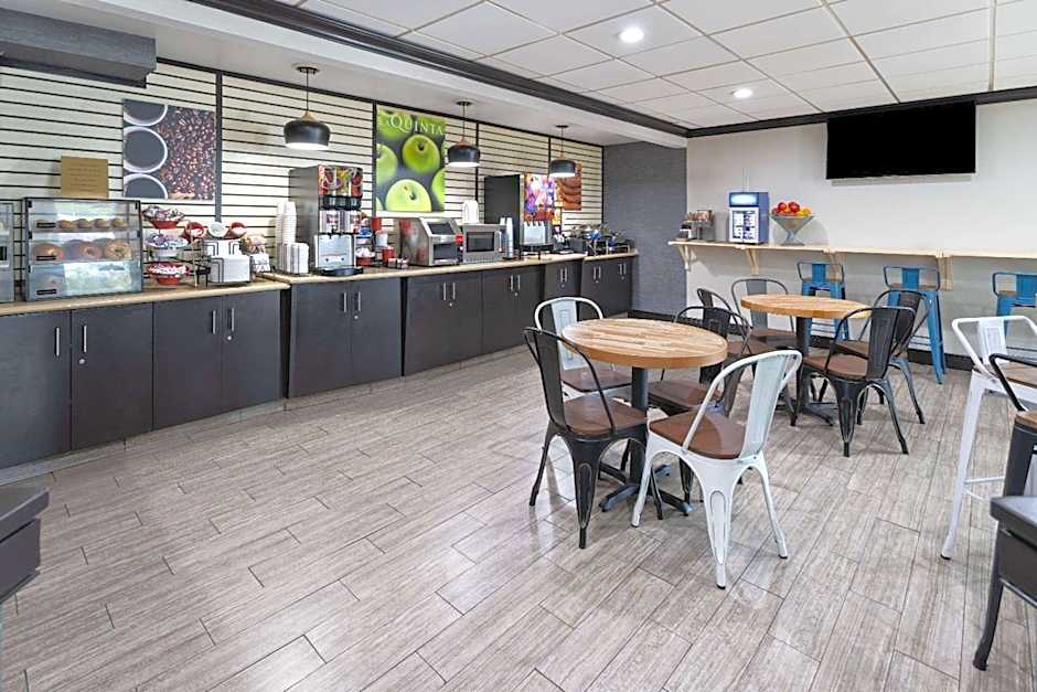 La Quinta Inn & Suites by Wyndham Buffalo Airport