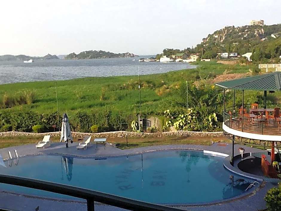 Ryan's Bay Hotel