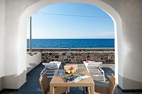 One-Bedroom Apartment with Side Sea View