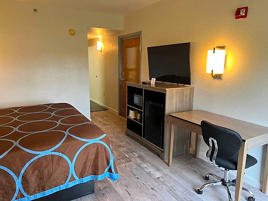 Super 8 by Wyndham Clemmons/Winston-Salem Area