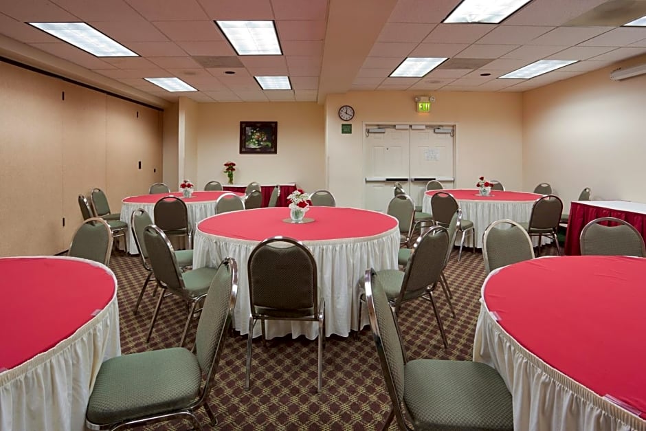 Holiday Inn Express & Suites Tracy By IHG