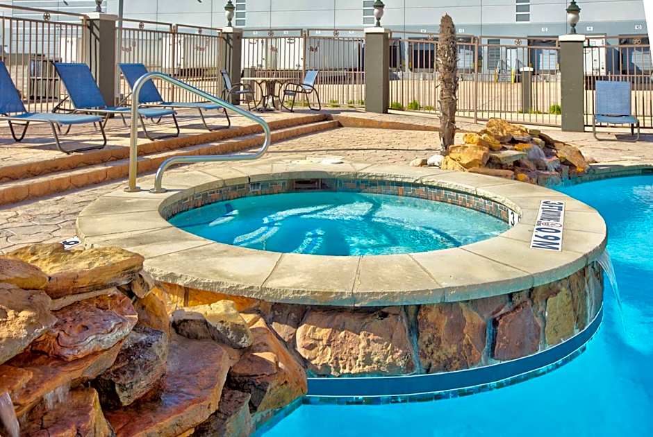 La Quinta Inn & Suites by Wyndham Dallas Grand Prairie South