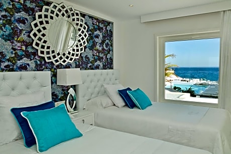 Deluxe 1 bedroom Suite with Hot Tub and Sea View