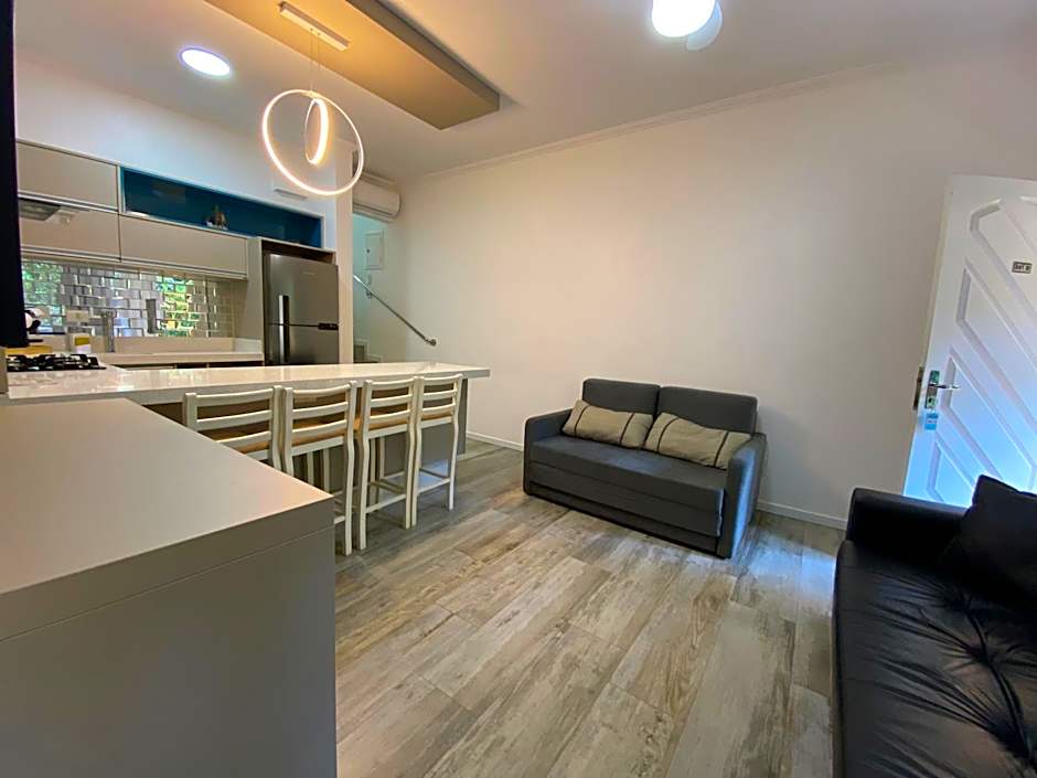 Fabuloso flat 241, Amarílis, Riviera de São Lourenço 3 Piscinas climatizadas carregador veiculo eletrico 2 quartos sendo uma suíte internet 500mb Adega, cozinha equipada completa, serviço de praia fim de semana limpeza trocas de toalhas,