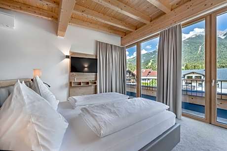Deluxe Penthouse Apartment with City View