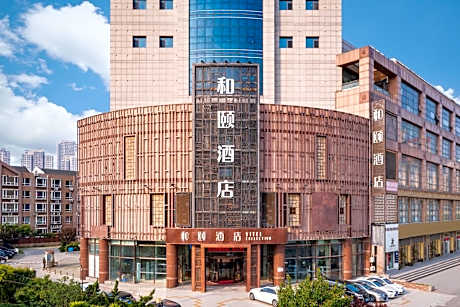 Yitel Dalian Xinghai Square Xian Road Metro Station