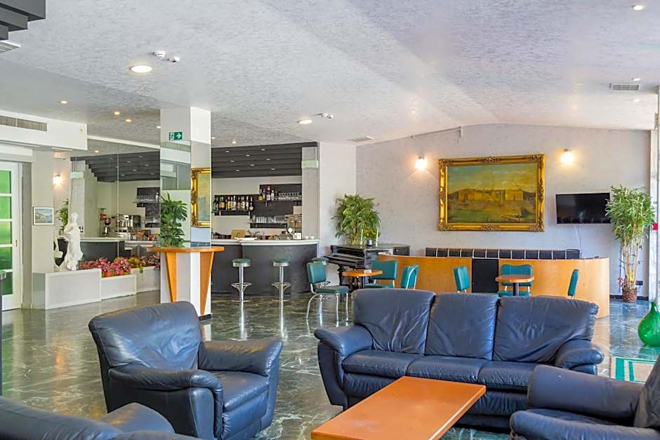 Hotel Plaza con piscina