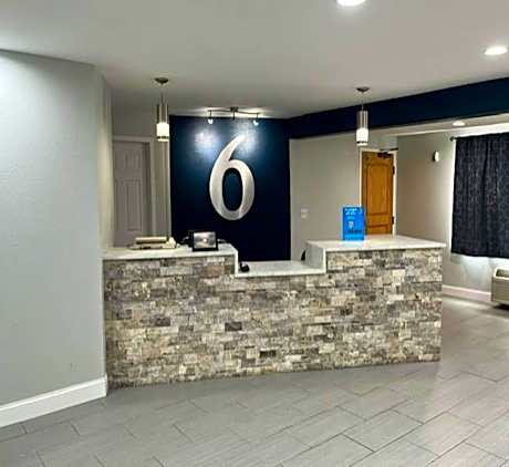 Motel 6 Williamstown, WV