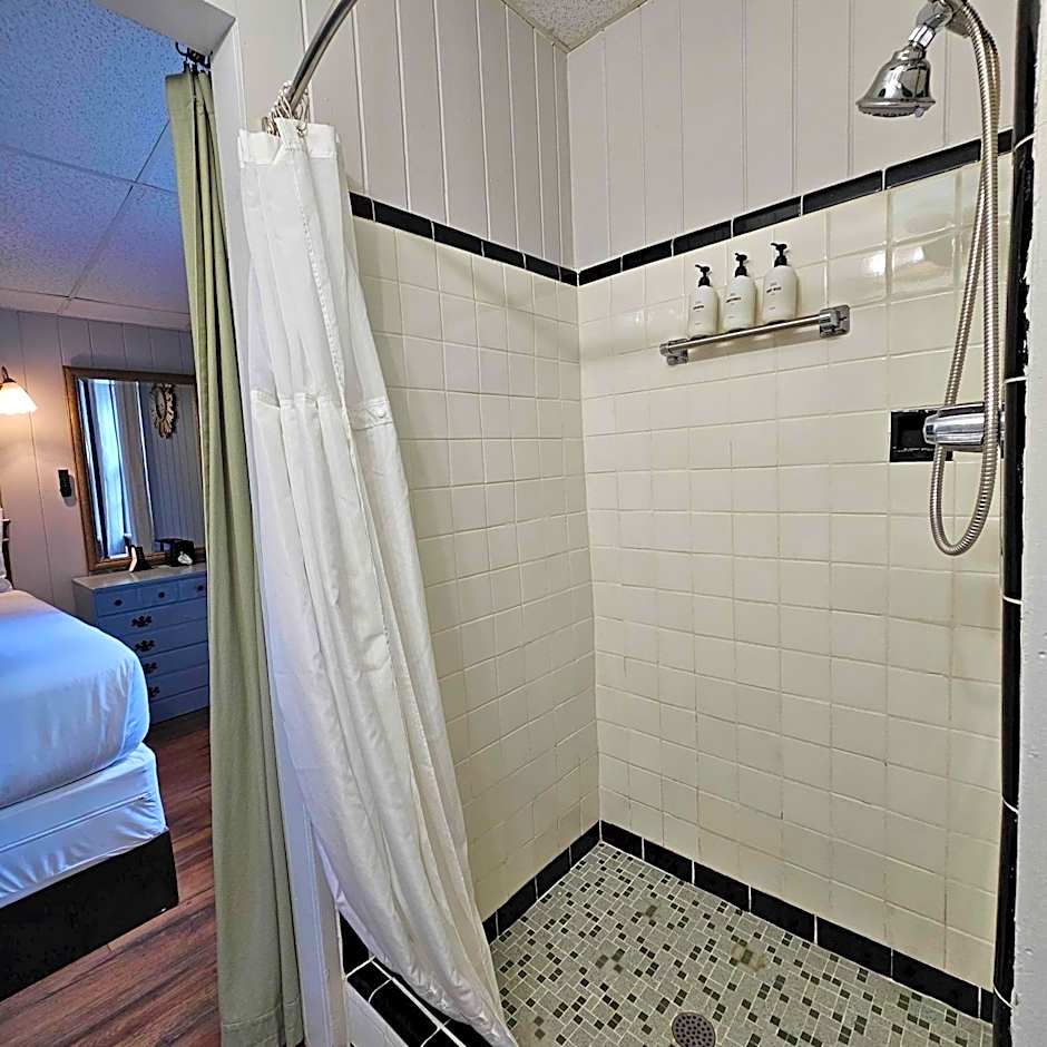 CedarWood Inn