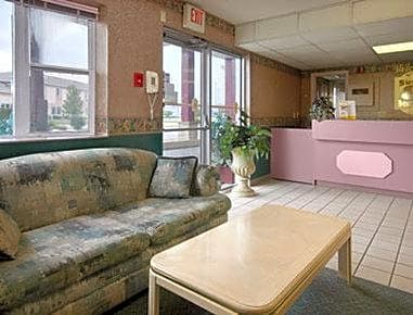 Super 8 by Wyndham Wapakoneta