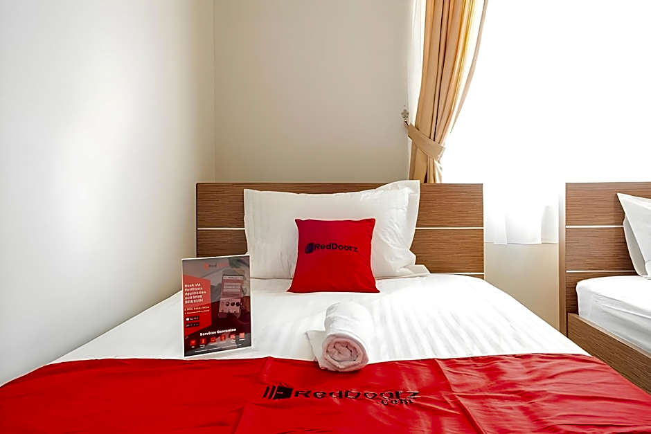 RedDoorz near Siloam Karawaci 3