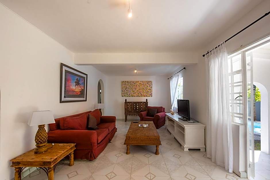 Cosy private bungalow pool 5 mins to beach