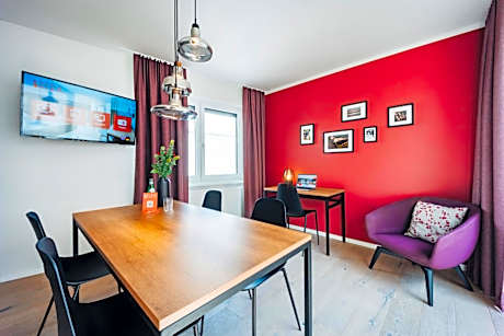 Apartment S - Queen bed and balcony