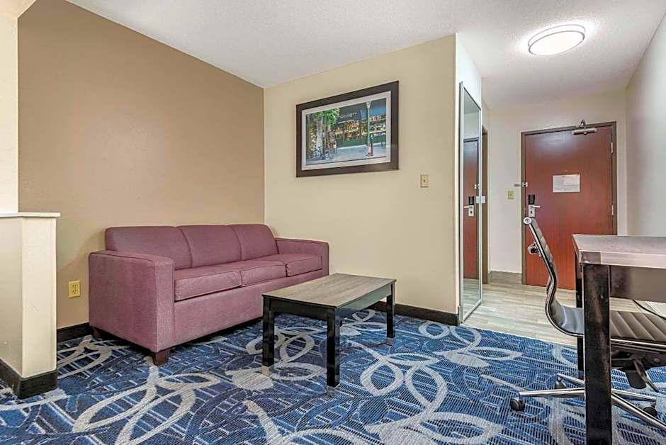 Comfort Inn & Suites Liverpool-Clay
