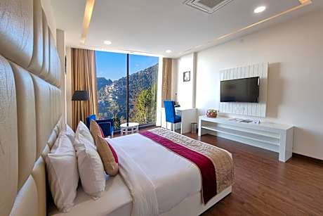 Deluxe King Room with Mountain View - Non-Smoking