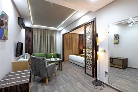 Deluxe Room (2 Adults + 1 Child)