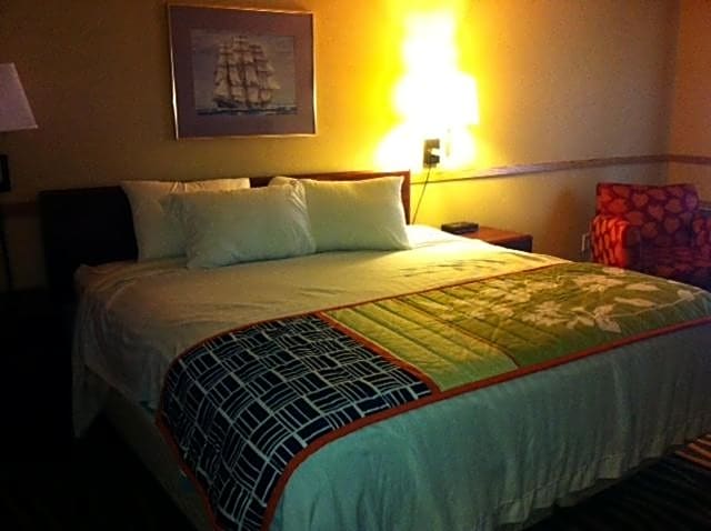 Howard Johnson Inn & Suites Tacoma Near McChord AFB – Tacoma, WA
