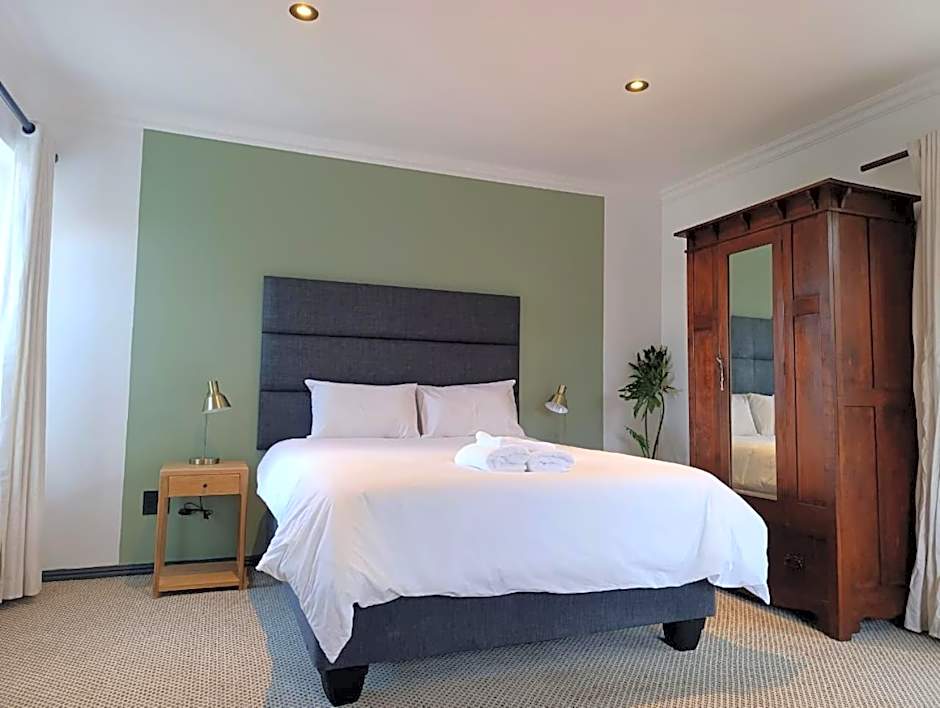 Guinea Fowl Lodge - Lagoon & Heads View B&B, Central Knysna