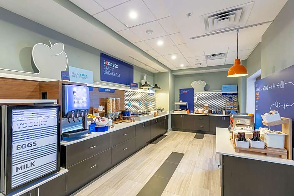 Holiday Inn Express & Suites Jacksonville - Town Center By IHG