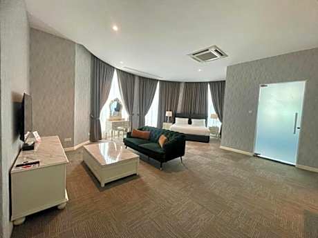 Deluxe King Suite